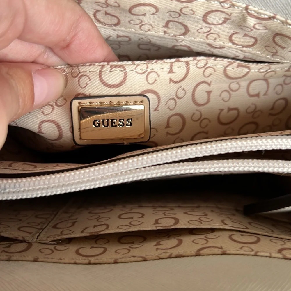 Guess Purse - Picture 7 of 10